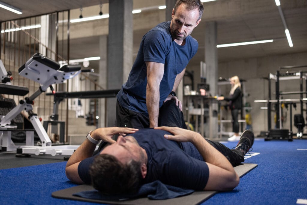 André Sidler bei der individuellen Betreuung eines Kunden im PRIME Private Gym