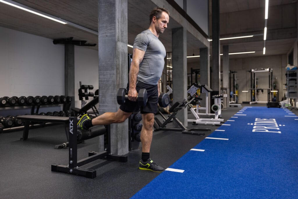 André Sidler beim Krafttraining mit Kurzhanteln im PRIME Private Gym